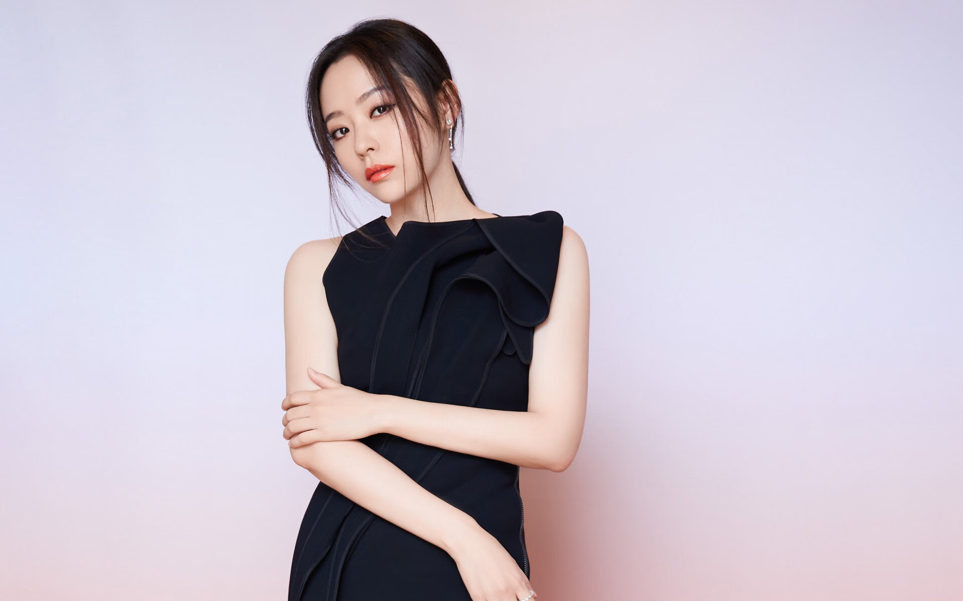 华体会体育-这是一篇为您定制的深度文章，涵盖了标题构思与正文撰写。文章侧重于比赛的唯一性—不仅是比分上的胜利，更是战术、意志与历史叙事的颠覆